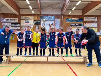 Diebisch freuten sich die G-Junioren des gastgebenden FC Zetel über den Gewinn des Siegerpokals beim 8. Wehde-Cup.