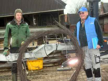 Gerold Büsing (links) und Hans-Jürgen Junge vom Naturschutzbund Deutschland präsentieren den Unterbau des neuen Nestes.