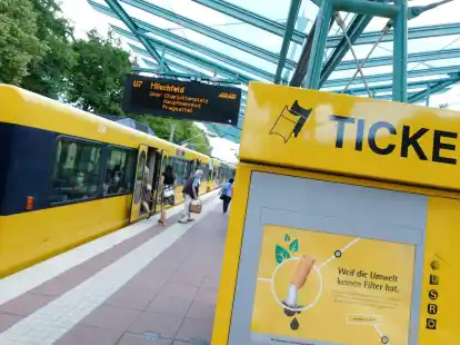 Ein Ticketautomat an einer Haltestelle der U-Bahn in Stuttgart-Sillenbuch. Der Apparat spuckt noch Papiertickets aus.