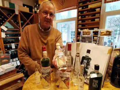 Eine Erfolgsidee aus Norden: Matthias Fuchs mit seinem &bdquo;Noordkorn&ldquo; &ndash; mit Norder Trinkwasser und Wacholder, wie einst der Doornkaat aus der Stadt.