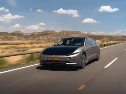 1000 Kilometer ohne Nachladen: Statt Strom aus der Steckdose nutzt der Lightyear Zero die Kraft der Sonne. Daf&uuml;r m&uuml;ssen K&auml;ufer aber auf Komfort und Tempo verzichten.