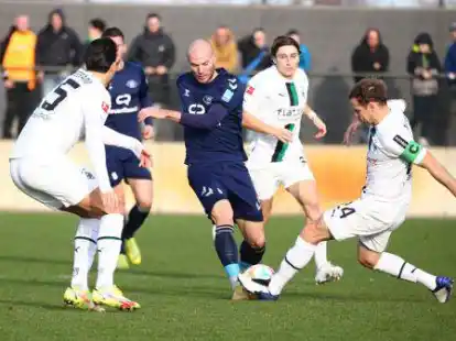 Ohne Tor, aber gut gespielt: VfB Oldenburgs Manfred Starke (Mitte) wird von M&ouml;nchengladbachs Torsch&uuml;tzen Ramy Bensebaini (links) sowie Tony Jantschke (rechts) attackiert.
