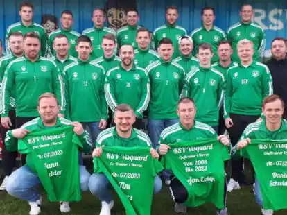 Die Mannschaft und der erste Vorsitzende Stefan Beer (rechts,2. Reihe) haben es erst nicht geglaubt: Aber Trainer Stefan Eeten (vorne, 2. von rechts) &uuml;bergibt im Sommer den Trainerstab an Daniel Schwidder (vorne, rechts) &ndash; Jann Mulder und Tim Peters (von links) geh&ouml;ren dann auch zum Trainerteam.