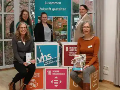 K&uuml;mmerten sich um das neue Programm der VHS-Au&szlig;enstelle Hatten + Wardenburg (von links): Tanja Sievert-Daci (Praktikantin), Katja Ratje, Katharina Jan&szlig;en, Sabine Schmidt (Praktikantin) und Anne Bohlen.