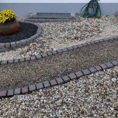 Kies und Schotter statt Blumen und Gras bestimmen die Gestaltung eines Vorgartens. Selbst ein eigener Instagramaccount ist den &laquo;G&auml;rten des Grauens&raquo; gewidmet.