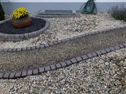 Kies und Schotter statt Blumen und Gras bestimmen die Gestaltung eines Vorgartens. Selbst ein eigener Instagramaccount ist den &laquo;G&auml;rten des Grauens&raquo; gewidmet.