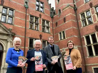 Der Kulturkalender der Ostfriesischen Landschaft ist da: Kulturbeauftragte Katrin Rodrian, Pr&auml;sident Rico Mecklenburg, Direktor Dr. Matthias Stenger und Signe Foetzki von der Brandkasse stellen ihn vor.