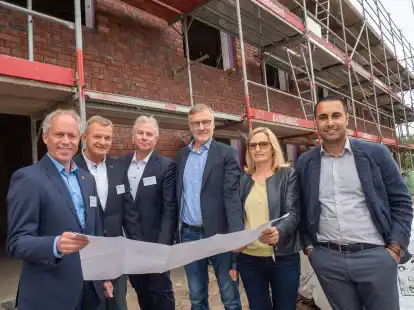 Ber&auml;t und bezuschusst: Ralph Wilken (li.), der Leiter der Wirtschaftsf&ouml;rderung, bem&uuml;ht sich mit seinem Team um bessere Start- und Bleibe-Bedingungen f&uuml;r Oldenburger Unternehmen und die Ansiedlung neuer Betriebe &ndash; hier ein Bild aus 2019.