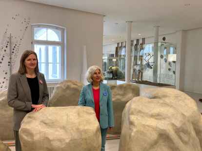 Museumsdirektorin Dr. Ursula Warnke (rechts)  und die stellvertretende Direktorin Dr. Christina Barilaro in der Dauerausstellung zur Geest im Museum Natur und Mensch