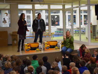 Die XXL-Kipplaster gehören zu den Spielzeugen, die Stefanie Sievers, Andreas Becker und Birte Kempers (von links) vom Förderverein Grundschule Hude-Süd den Schülern übergaben.
