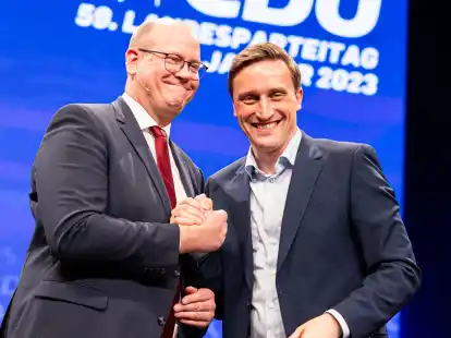 Wollen die Niedersachsen-CDU wieder regierungsf&auml;hig machen: Landesvorsitzender Sebastian Lechner (rechts) und Generalsekret&auml;r Marco Mohrmann beim Parteitag in  Braunschweig.