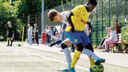 Runter und gleich wieder hoch? Ein 1:4 am 15. Mai 2022 gegen Eintracht Braunschweig (gelbes Trikot) war das bislang letzte Regionalliga-Spiel der U 15 des JFV Nordwest.