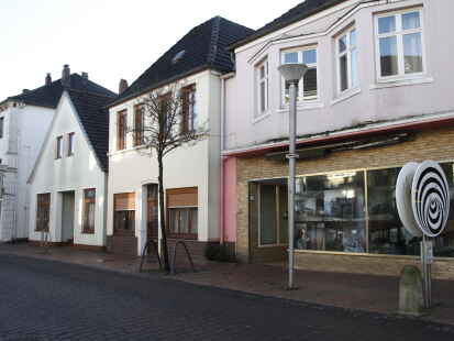 Die Ansicht von der Huntestraße: Die Häuser mit den Nummern 34, 36 und 38 gehören ebenfalls zum Grundstück, das Investor Rolf Hilchner gekauft hat. Hier sollen unter anderem Büroräume entstehen.