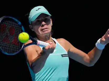 Magda Linette spielt einen Vorhand-Return.