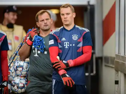 Manuel Neuer vom FC Bayern M&uuml;nchen (r) kommt mit Torwarttrainer Toni Tapalovic aus dem Spielertunnel.