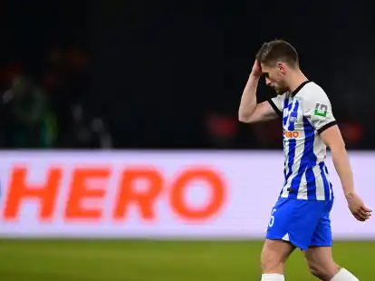Herthas Jonjoe Kenny verl&auml;sst nach dem 0:5-Debakel gegen Wolfsburg den Platz.