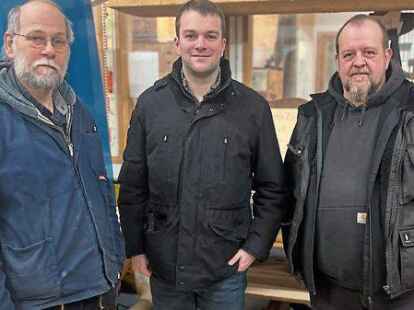 Jochen Eggers (von links), Timo Zieseni&szlig; und Michael Toben von der Jugendwerkstatt Jugendwerkstatt Friesland-Nord in Schortens.