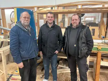 Jochen Eggers (von links), Timo Zieseni&szlig; und Michael Toben von der Jugendwerkstatt Jugendwerkstatt Friesland-Nord in Schortens.