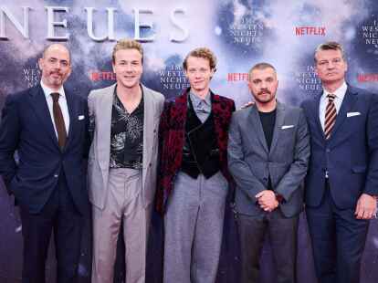 Regisseur Edward Berger (l-r), die  Schauspieler Albrecht Schuch, Felix Kammerer und Edin Hasanovic sowie Produzent Malte Grunert bei der Premiere ihres Films &laquo;Im Westen nichts Neues&raquo; in Berlin.