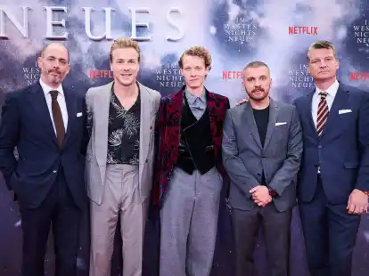 Regisseur Edward Berger (l-r), die  Schauspieler Albrecht Schuch, Felix Kammerer und Edin Hasanovic sowie Produzent Malte Grunert bei der Premiere ihres Films &laquo;Im Westen nichts Neues&raquo; in Berlin.