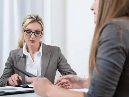 Schon wieder ein Check-in: Manche F&uuml;hrungskr&auml;fte m&ouml;chten am liebsten im Minutentakt erfahren, woran das Team gerade arbeitet.