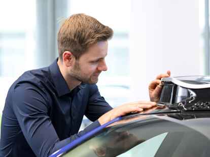 Soll ein Auto autonom fahren, braucht es funktionierende Sensoren. Als Ingenieur ist Moritz Brenner zum Beispiel an der Entwicklung der Reinigungsd&uuml;sen f&uuml;r die Sensoren beteiligt.