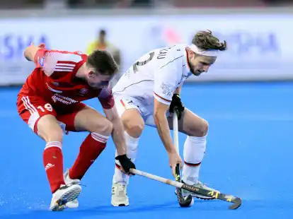 Marco Miltkau (r) im Zweikampf mit Englands David Goodfield.