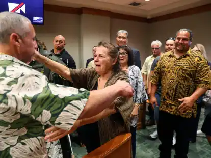 Ein ehemaliger Gefangener umarmt seine Mutter kurz nachdem ein Richter seine Entlassung aus dem Gef&auml;ngnis angeordnet hat.