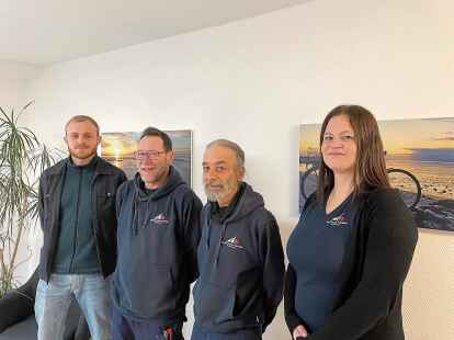 Marc Ising (2. v. r.) ist  mit dem Budget f&uuml;r Arbeit bei der Kurverwaltung in Carolinensiel angestellt. Unterst&uuml;tzung bekommt er von  Bent Bogena (Eingliederungshilfe Landkreis), Andreas Klimmek (Technischer Leiter) und  Anika Wetendorf (Personalabteilung Nordseebad Carolinensiel-Harlesiel GmbH).