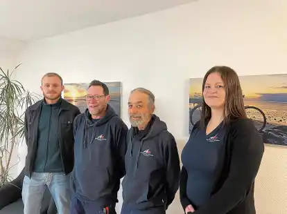 Marc Ising (2. v. r.) ist  mit dem Budget f&uuml;r Arbeit bei der Kurverwaltung in Carolinensiel angestellt. Unterst&uuml;tzung bekommt er von  Bent Bogena (Eingliederungshilfe Landkreis), Andreas Klimmek (Technischer Leiter) und  Anika Wetendorf (Personalabteilung Nordseebad Carolinensiel-Harlesiel GmbH).