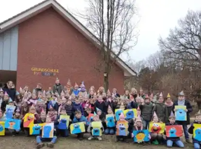 Gut beh&uuml;tet in die Elbphilharmonie: die Sch&uuml;ler und Lehrer der Grundschule Evenkamp.