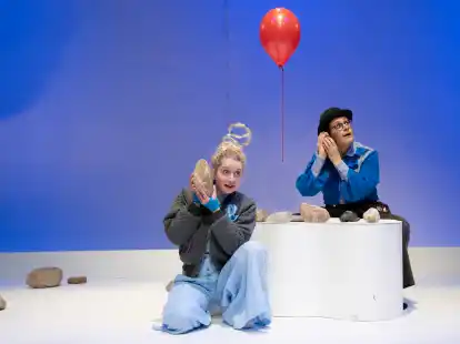 Schwer und leicht: Steine und Luftballons spielen eine Rolle im neuen St&uuml;ck des Theater Wrede.