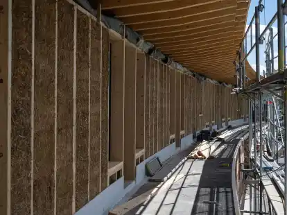 Stroh ist in einem Neubauprojekt eines Mehrfamilienhauses verbaut. - F&uuml;r Bauherren in Deutschland gelten neue Regeln f&uuml;r die F&ouml;rderung von Neubauten.