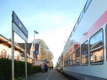 Ein Intercity am Bahnhof in Bad Zwischenahn: Fernzüge im Ammerland fahren überdurchschnittlich pünktlich – allerdings mit negativer Tendenz.