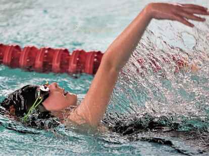 Jannika Hutter vom WSSV startete erstmals  &uuml;ber die 200  Meter R&uuml;cken und qualifizierte sich mit ihrer Zeit auf Anhieb f&uuml;r die Bezirksmeisterschaften im M&auml;rz in Westerstede.