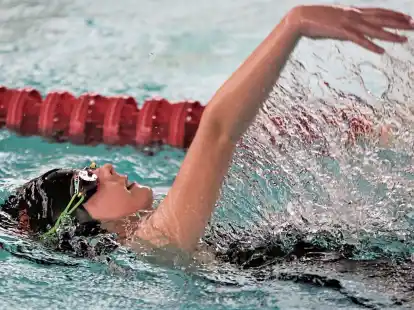 Jannika Hutter vom WSSV startete erstmals  &uuml;ber die 200  Meter R&uuml;cken und qualifizierte sich mit ihrer Zeit auf Anhieb f&uuml;r die Bezirksmeisterschaften im M&auml;rz in Westerstede.