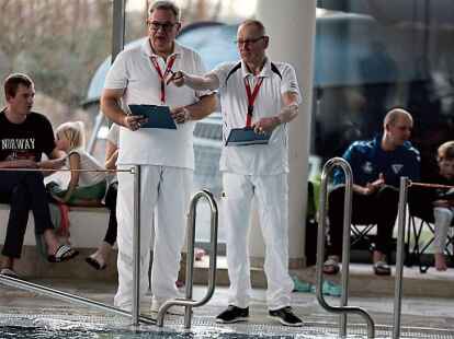 Alles im Griff: Die Schiedsrichter Stefan Neumann (links) und Holger Glattner.