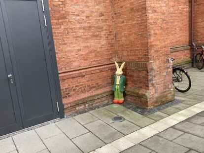 Fundort 1: Der männliche Hase neben der Kirchentür.