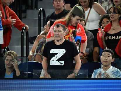 Ein Mann in einem T-Shirt mit dem wei&szlig;en Z als Aufschrift.