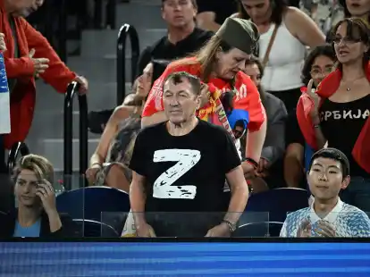 Ein Mann in einem T-Shirt mit dem wei&szlig;en Z als Aufschrift.