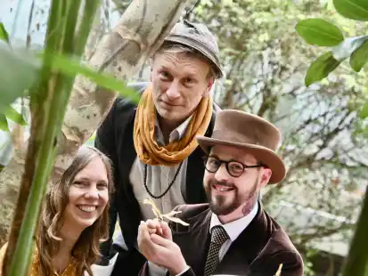 Tanz, Champagner und Schmetterlinge im Tropenhaus: Bei der &bdquo;F&ecirc;te des Fleurs&ldquo; in der Botanika hat sich Phil Porter (Mitte) mit Unterst&uuml;tzung von Sylvia Schuchardt ein opulentes Programm ausgedacht &ndash; dabei ist unter anderem K&uuml;nstler Markus Gefken.