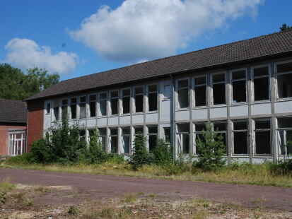 So sah das alte Schulgebäude vor Beginn der Sanierung und Umbau in ein Mehrgenerationenhaus vor gut vier Jahren aus.