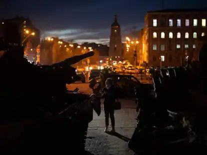 Eine Frau steht vor einer Ausstellung zerst&ouml;rter russischer Panzer und gepanzerter Fahrzeuge in der Kiewer Innenstadt.