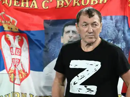 Ein Mann mit einem T-Shirt mit einem &laquo;Z&raquo; sorgte beim Match von Novak Djokovic f&uuml;r Aufsehen.