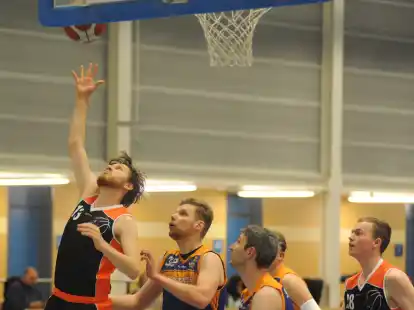 Brakes Basketballer (dunkle Trikots, hier im Derby gegen Lemwerder) kontrollierten am Sonntag gegen B&uuml;rgerfelde vor allem in der zweiten Halbzeit die Bretter.