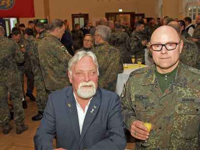 Oberst Helge Gerken (rechts) begrüßte auch den „Gründungsvater“ des Regiments (damals Bataillon), Oberstleutnant a. D., Karl-Heinz Kubiak.