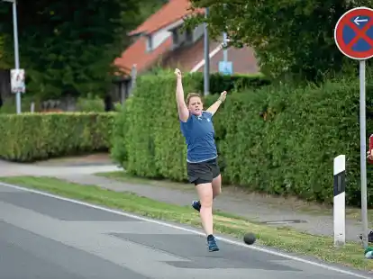 Titelverteidigerin Anke Kl&ouml;pper (S&uuml;darle) ist eine der wenigen, die mit allen Kugeln gut zurecht kommt..