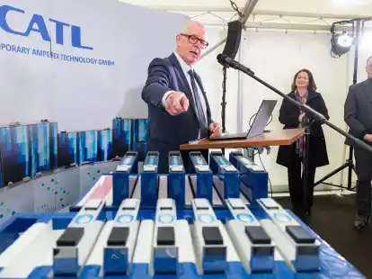 Matthias Zentgraf (l), CATL-Europapr&auml;sident, bei einer Er&ouml;ffnungsveranstaltung des chinesischen Batterieherstellers CATL.