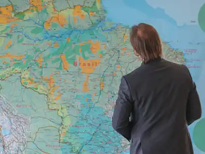 Luis Alberto Lacalle Pou, Pr&auml;sident von Uruguay, steht vor einer S&uuml;damerika-Landkarte.