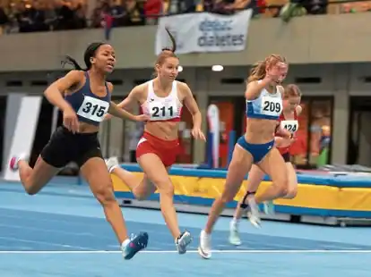 Die Jadestädterin Serafina Kempf (Mitte) wurde hinter Lena Anochili (links) und Karla Humphray Dritte im 60-Meter-Sprint.